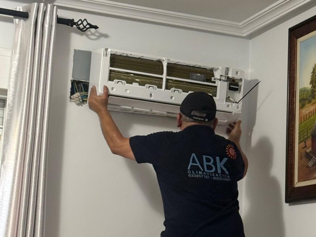 Técnico de ABK Climatización reparando aire acondicionado en Madrid