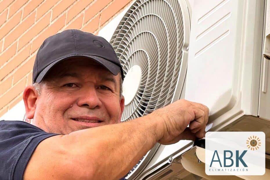 Técnico de ABK Climatización reparando aire acondicionado en El Retiro