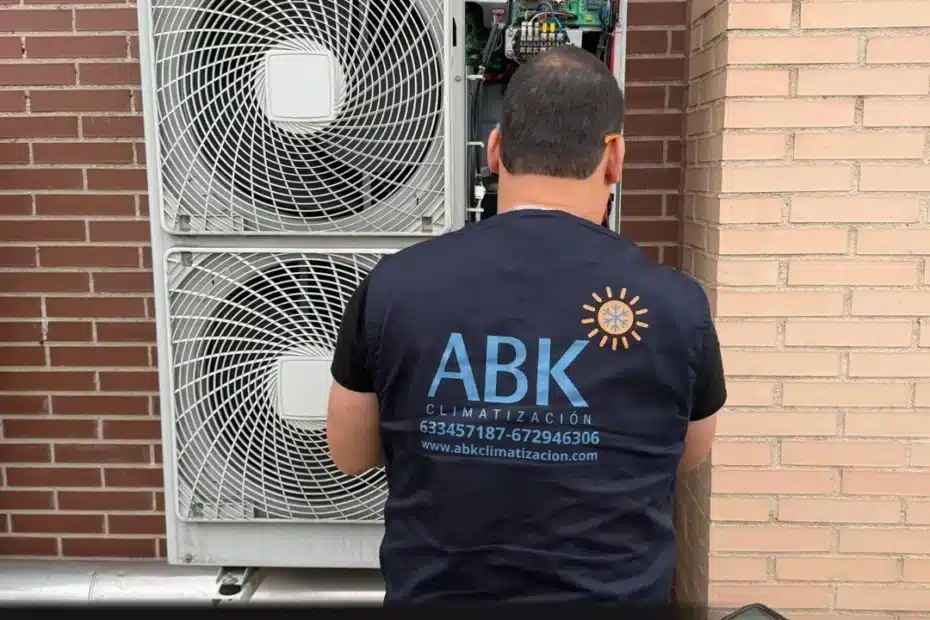 Técnico de ABK Climatización realizando mantenimiento preventivo de aire acondicionado en Madrid