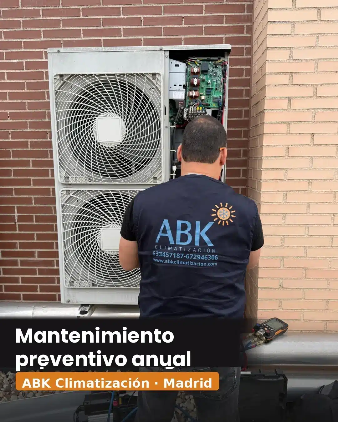 Técnico de ABK Climatización realizando mantenimiento preventivo de aire acondicionado en Madrid