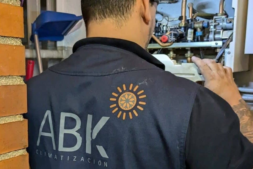 Técnico de ABK Climatización reparando una caldera en Madrid