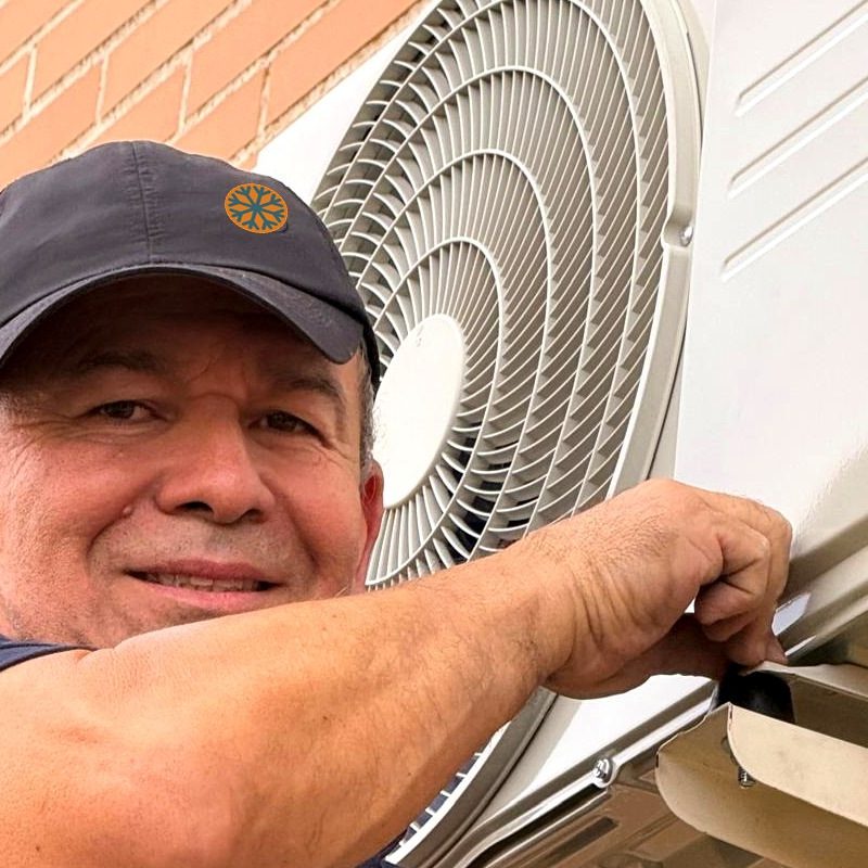 Técnico de ABK Climatización reparando aire acondicionado en Madrid